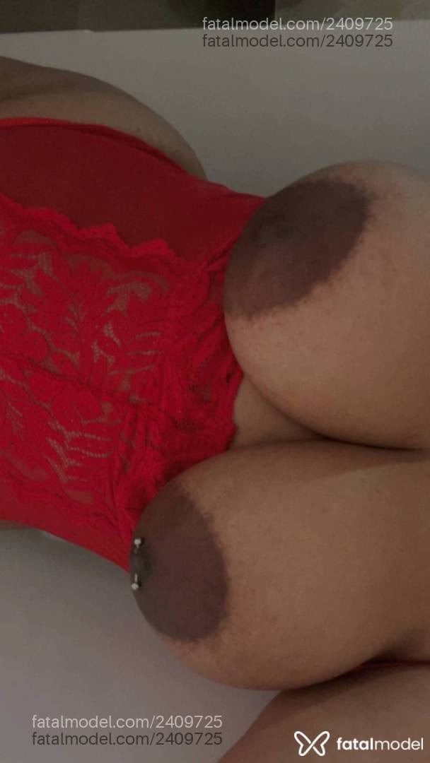 Acompanhante mulher com cabelo castanho de olhos pretos - Mia Acompanhante mulher com cabelo castanho de olhos pretos - Mia