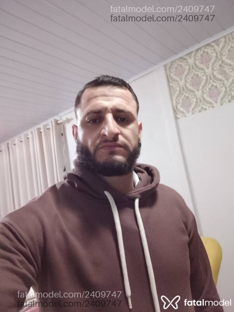 Acompanhante homem com cabelo castanho de olhos castanhos em Pinhalzinho - Guttoo