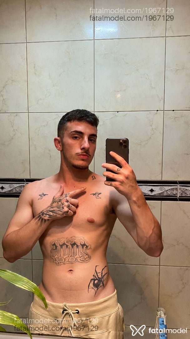Acompanhante homem com cabelo castanho de olhos mel em Balneário Camboriú Acompanhante homem com cabelo castanho de olhos mel em Balneário Camboriú - Arthur Maximilian
