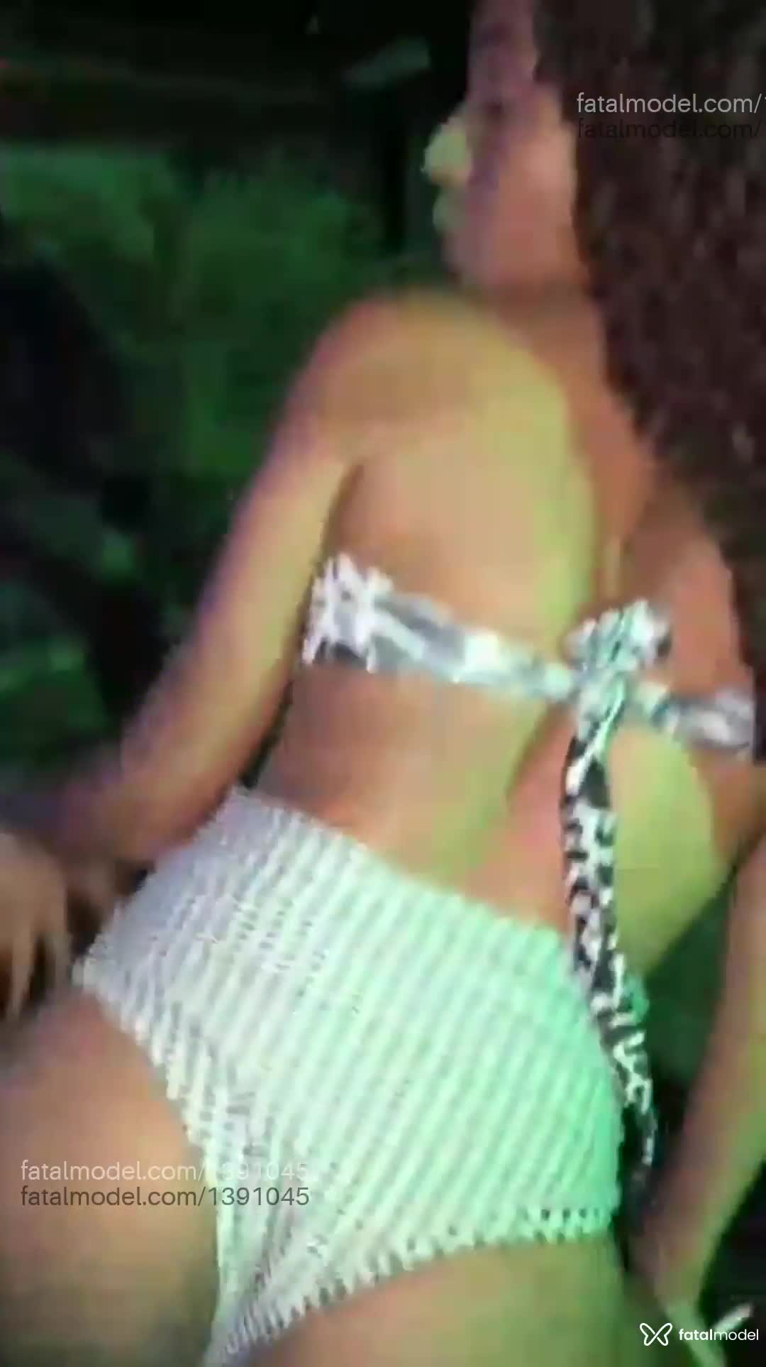 Acompanhante mulher com cabelo castanho de olhos castanhos em Cerejeiras Acompanhante mulher com cabelo castanho de olhos castanhos em Cerejeiras - Mirella Sanches