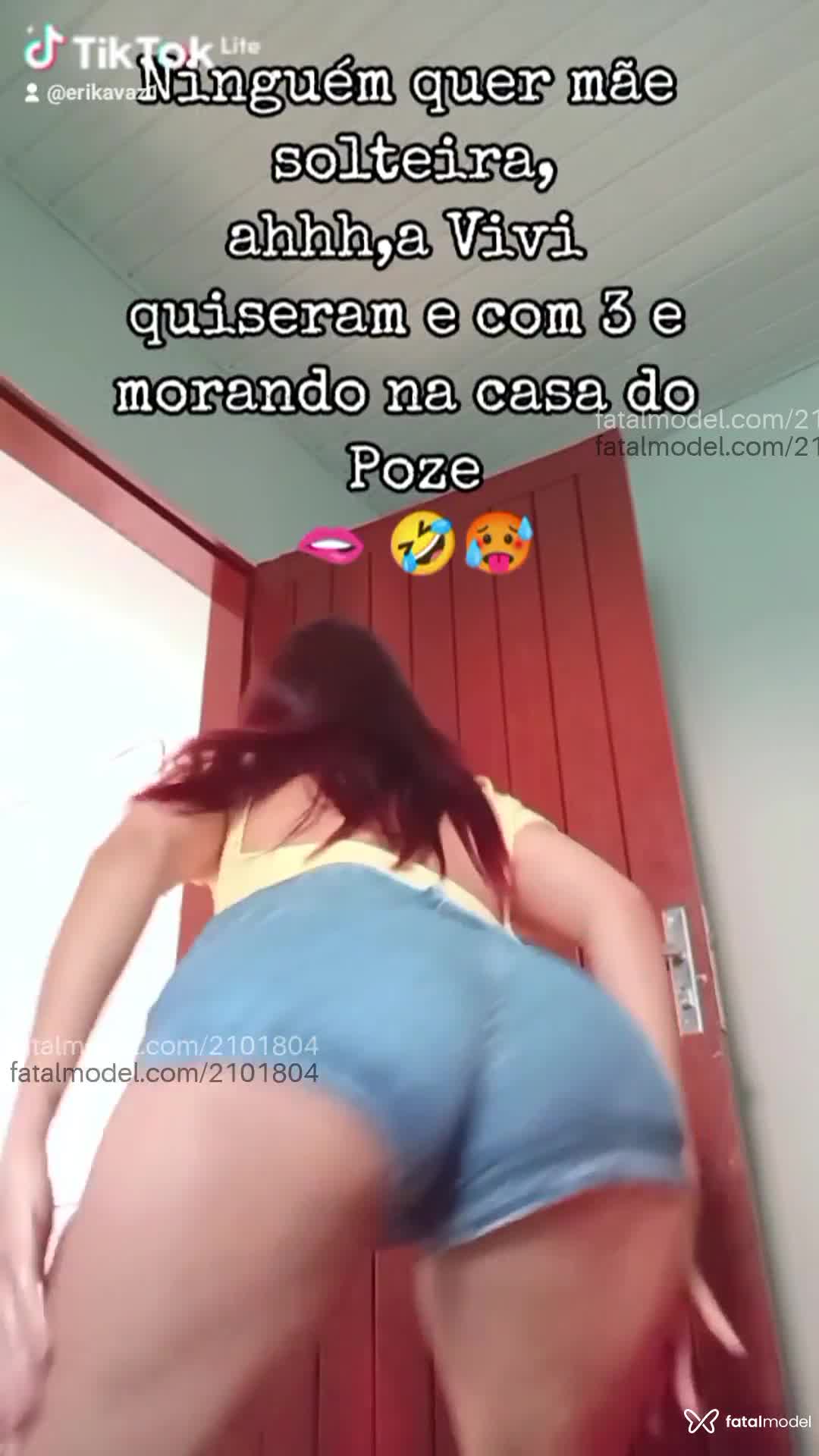Acompanhante mulher com cabelo colorido de olhos castanhos em Goiânia - Ellen Vitty