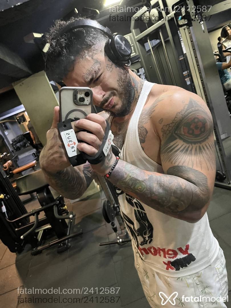 Acompanhante homem com cabelo castanho de olhos castanhos - Ulisses Acompanhante homem com cabelo castanho de olhos castanhos - Ulisses
