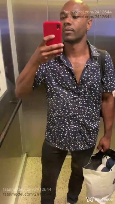 Acompanhante homem sem cabelo de olhos pretos em Porto Alegre Acompanhante homem sem cabelo de olhos pretos em Porto Alegre - Jordan Diogo