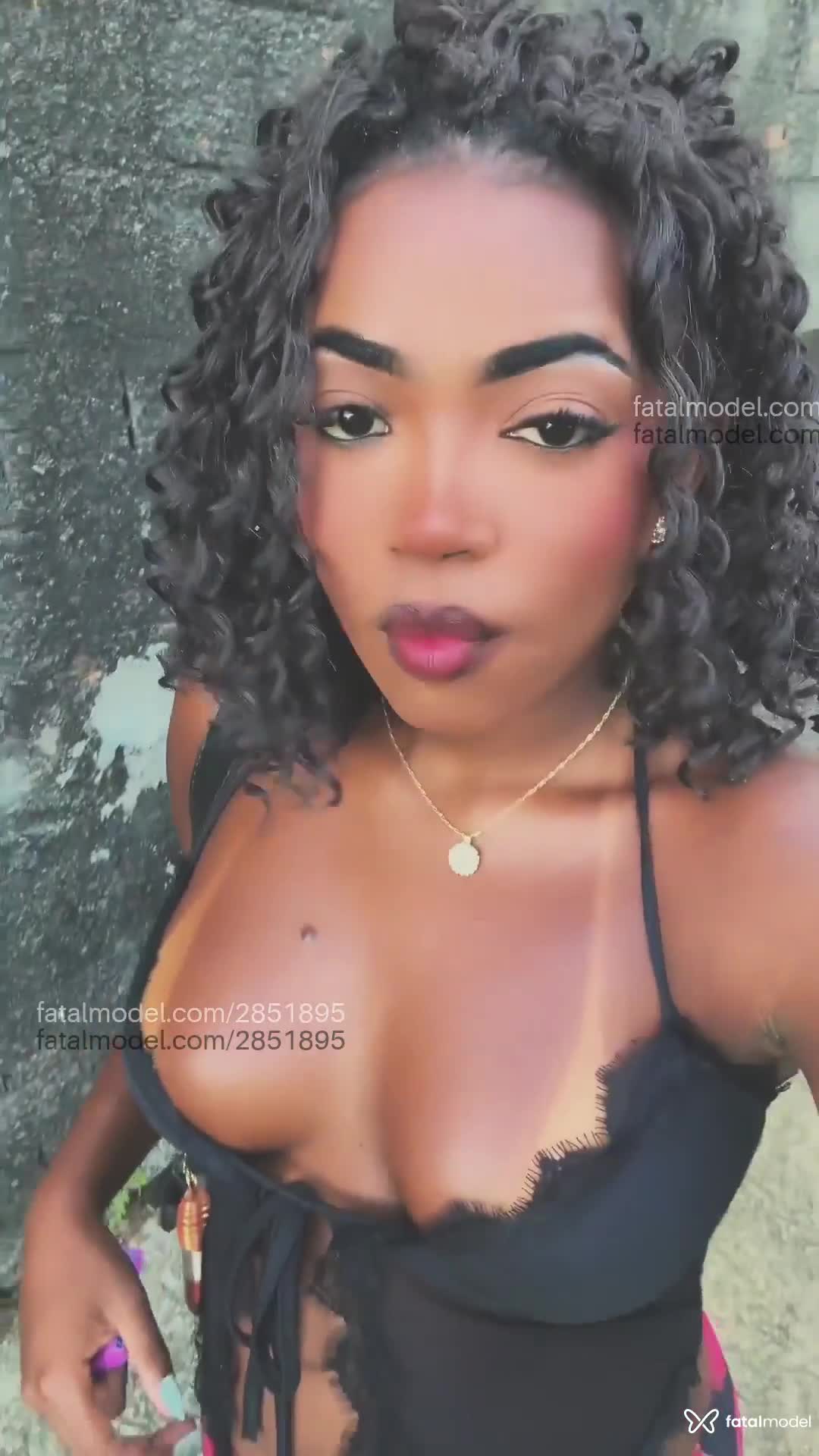 Acompanhante mulher morena (o) de olhos castanhos em Virtual Acompanhante mulher morena (o) de olhos castanhos em Virtual - Ineex
