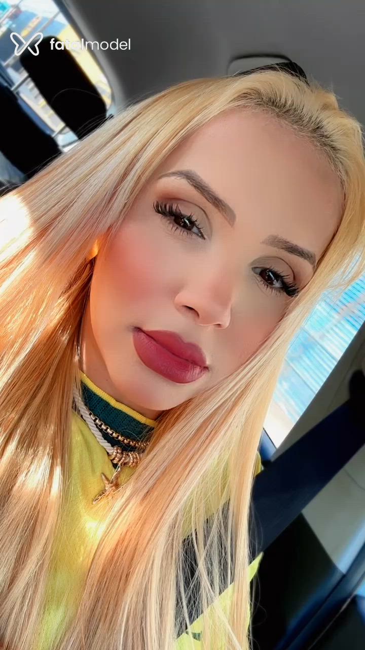 Acompanhante mulher loira (o) de olhos mel - Carine