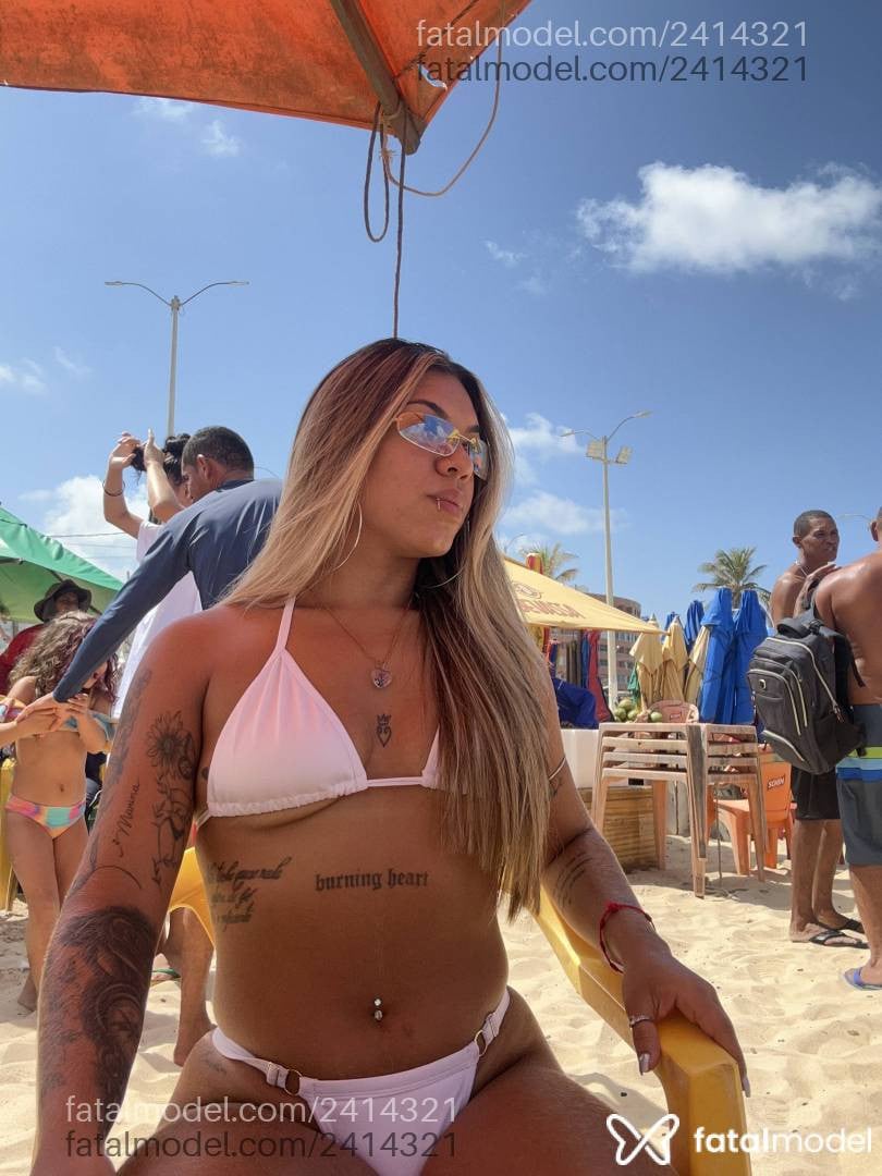 Acompanhante mulher loira (o) de olhos castanhos - Heloa