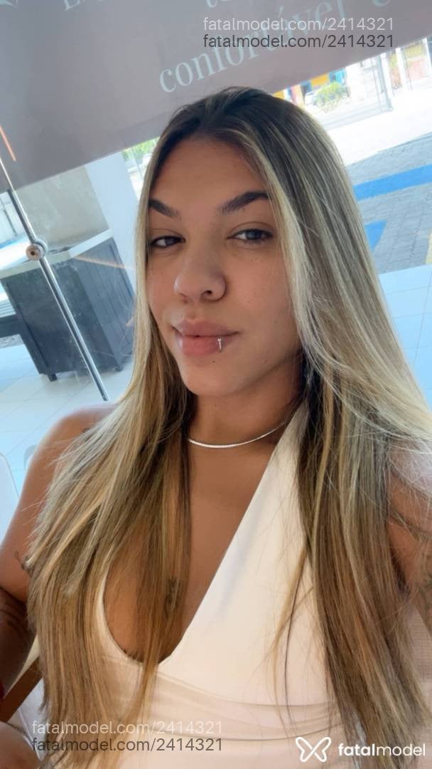 Acompanhante mulher loira (o) de olhos castanhos - Heloa