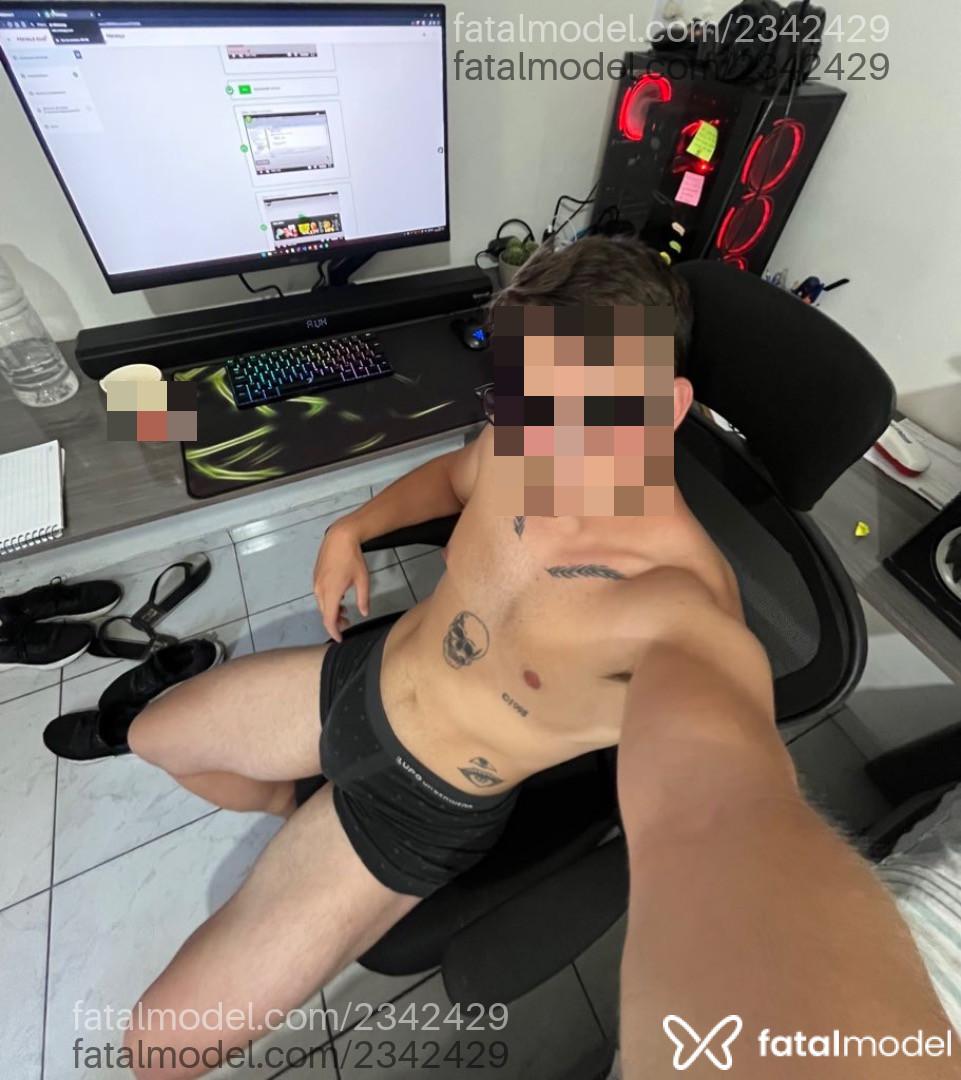 Acompanhante homem com cabelo castanho de olhos verdes - Thoom