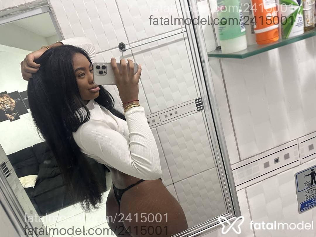 Acompanhante mulher com cabelo castanho de olhos castanhos - Vic Alves