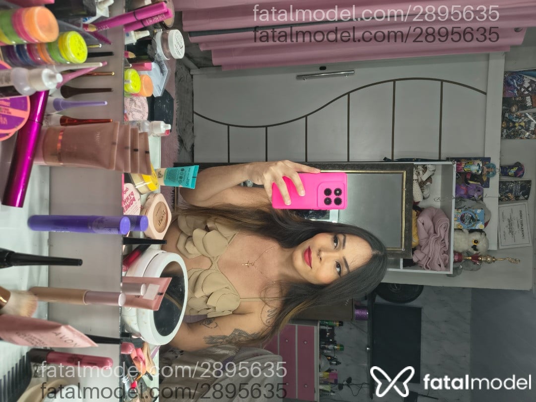 Acompanhante mulher trans com cabelo castanho de olhos castanhos - Mell Lisboa Acompanhante mulher trans com cabelo castanho de olhos castanhos - Mell Lisboa