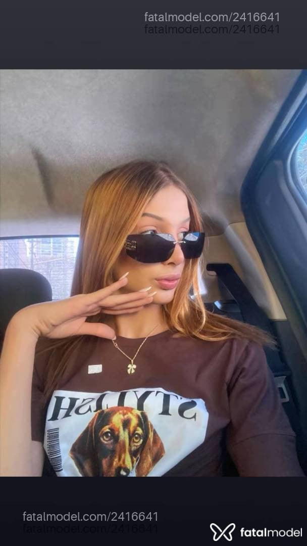 Acompanhante mulher trans loira (o) de olhos castanhos - Belinha