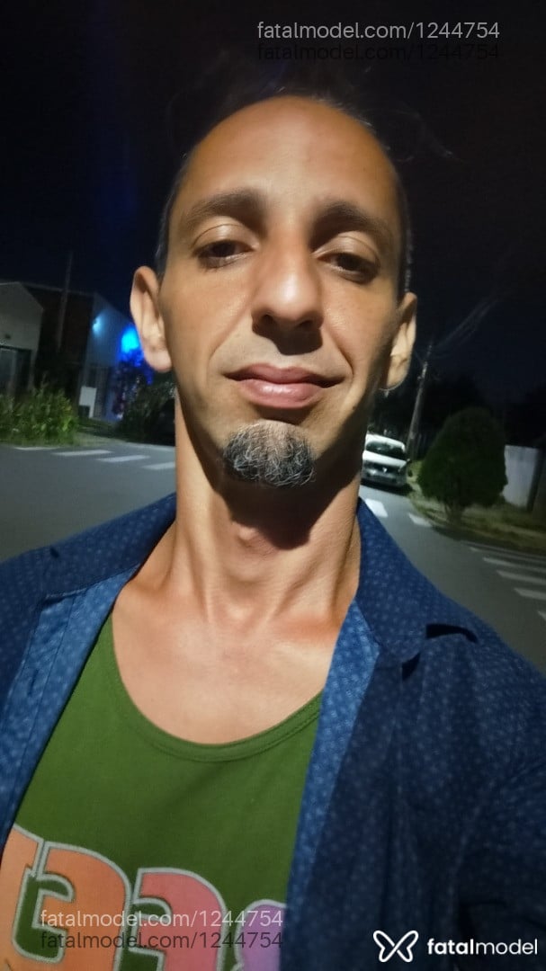 Acompanhante homem com cabelo castanho de olhos castanhos em Balneário Arroio do Silva - Fael Stranger