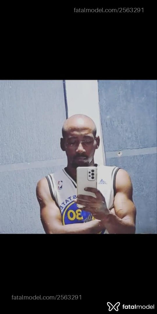 Acompanhante homem com cabelo castanho de olhos castanhos em Porto Alegre - Black