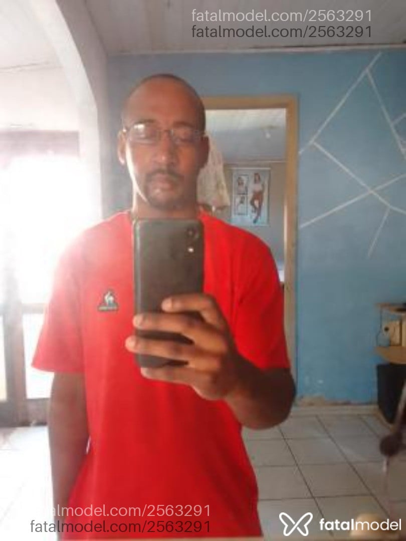 Acompanhante homem com cabelo castanho de olhos castanhos em Porto Alegre - Black