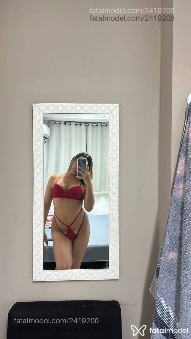 Acompanhante mulher trans loira (o) de olhos pretos - Maria Eduarda