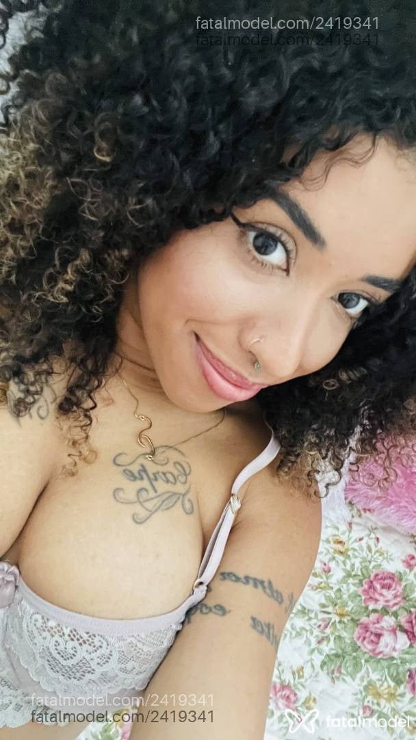 Acompanhante mulher loira (o) de olhos castanhos - Liana