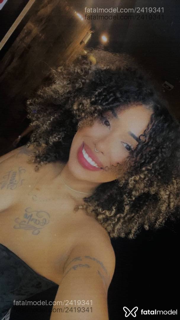 Acompanhante mulher loira (o) de olhos castanhos - Liana