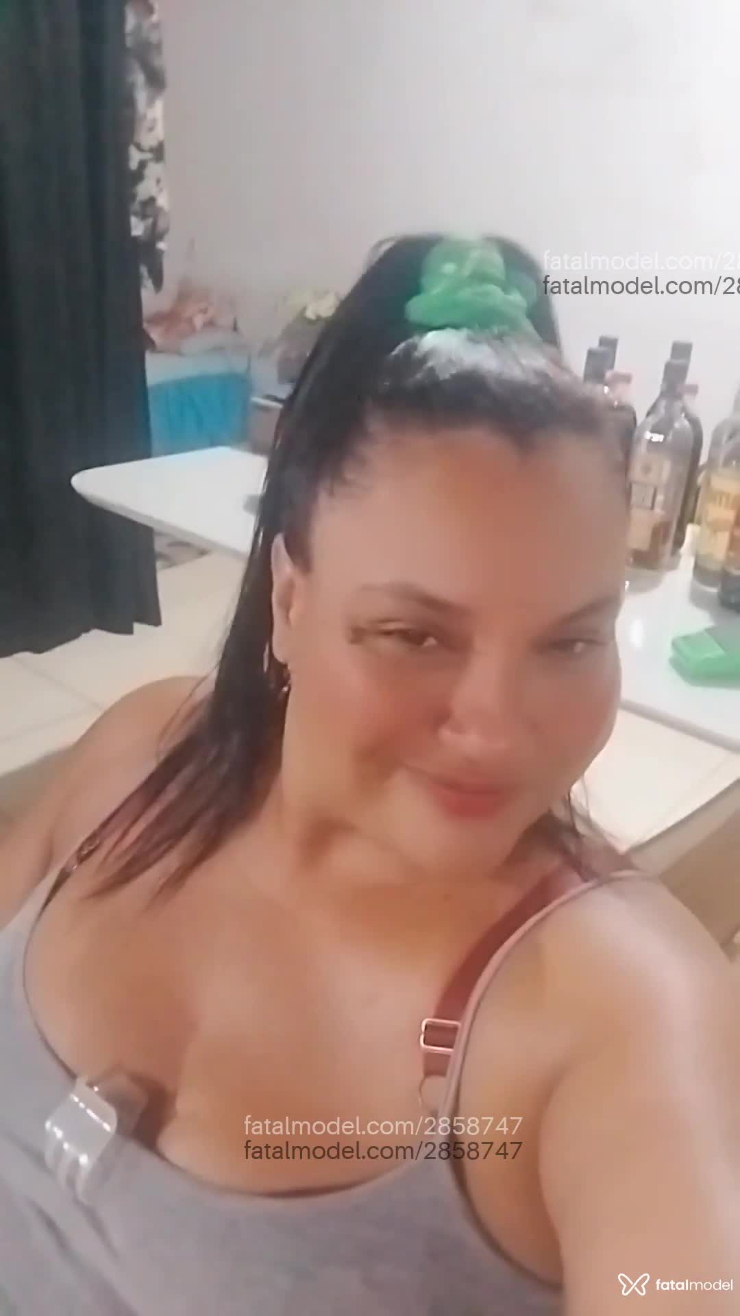 Acompanhante mulher com cabelo colorido de olhos castanhos em Nova Lacerda Acompanhante mulher com cabelo colorido de olhos castanhos em Nova Lacerda - Jojo Morena