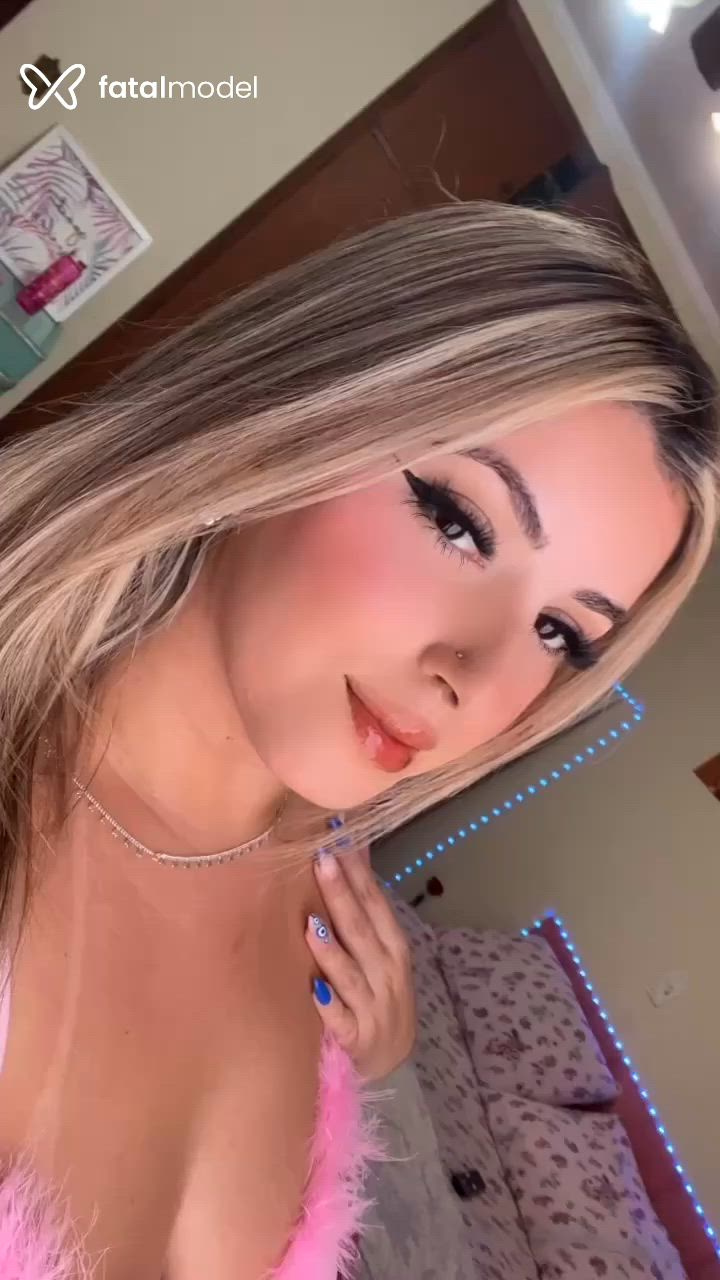 Acompanhante mulher loira (o) de olhos castanhos - Angel