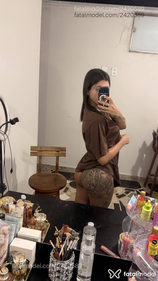 Acompanhante mulher trans com cabelo castanho de olhos castanhos - Mary