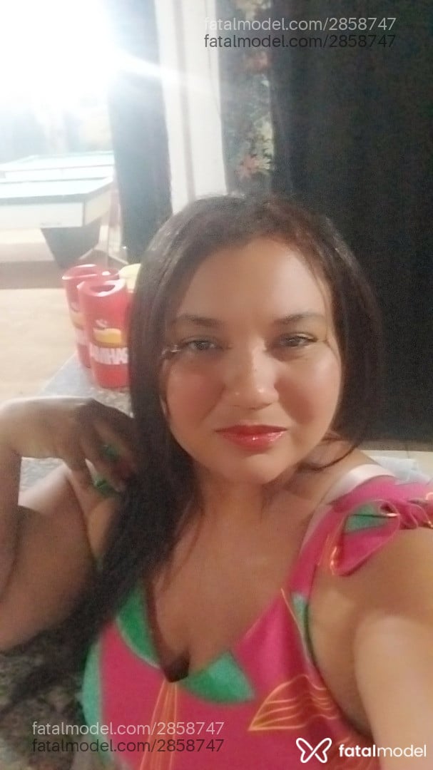Acompanhante mulher com cabelo colorido de olhos castanhos em Nova Lacerda Acompanhante mulher com cabelo colorido de olhos castanhos em Nova Lacerda - Jojo Morena