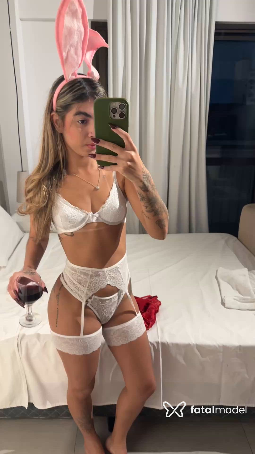 Acompanhante mulher morena (o) de olhos castanhos - Estrelar