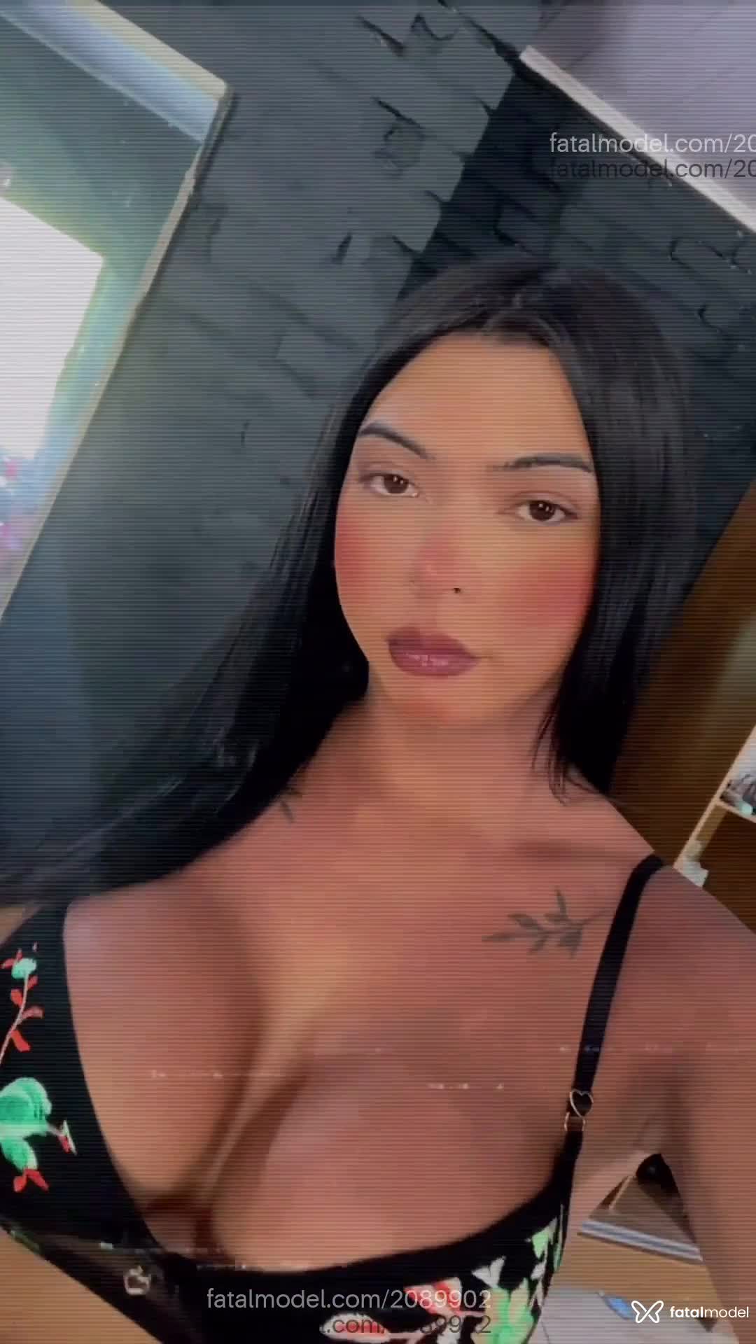 Acompanhante mulher trans morena (o) de olhos pretos - Kimberly Saiago