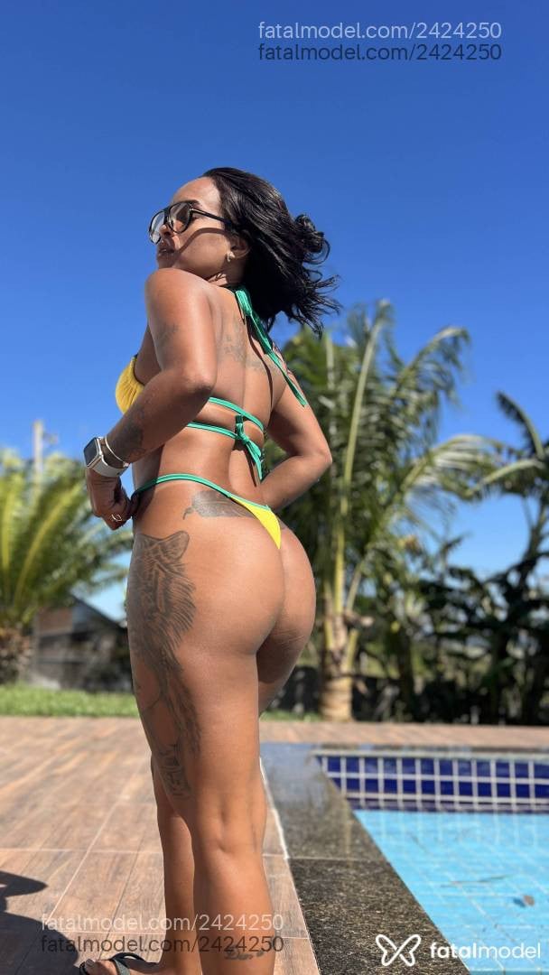 Acompanhante mulher com cabelo castanho de olhos castanhos - Pétala