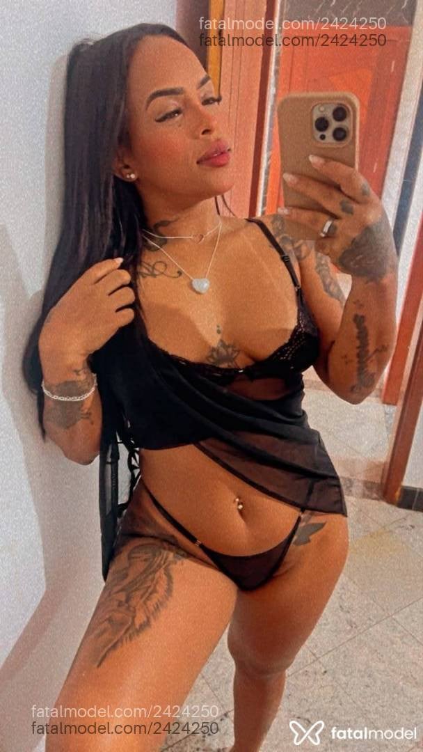 Acompanhante mulher com cabelo castanho de olhos castanhos - Pétala