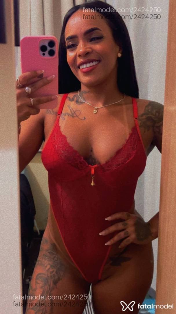 Acompanhante mulher com cabelo castanho de olhos castanhos - Pétala