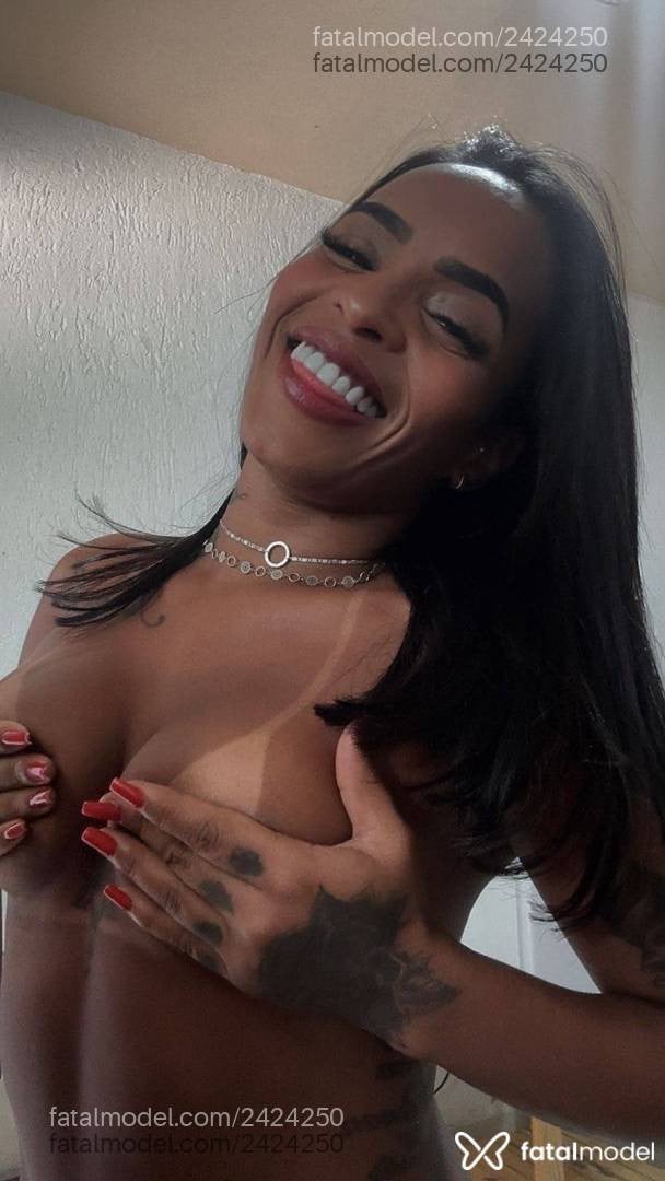 Acompanhante mulher com cabelo castanho de olhos castanhos em Armação dos Búzios - Pétala