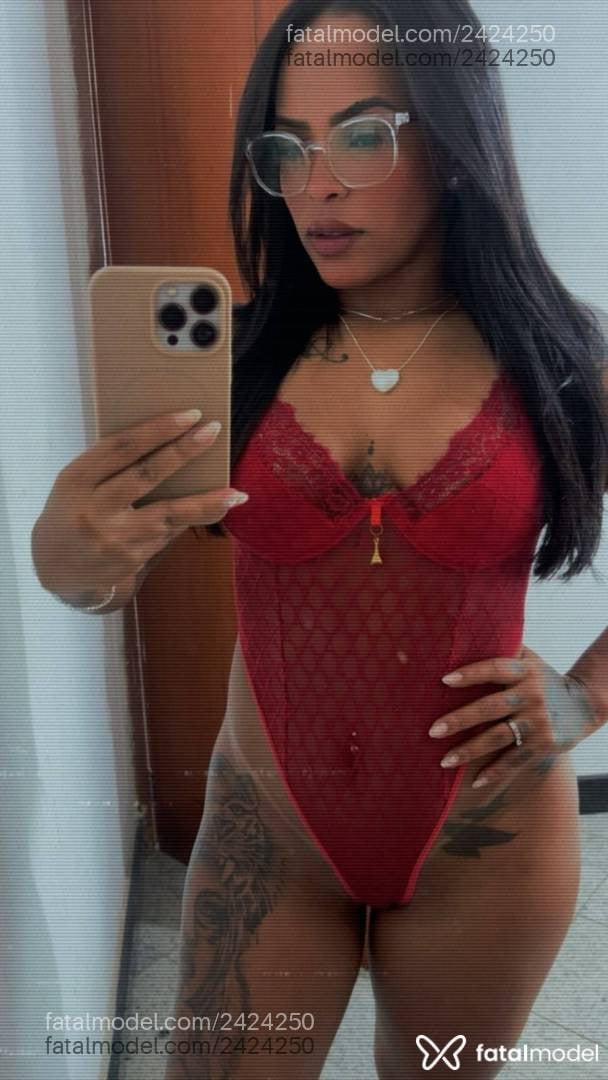 Acompanhante mulher com cabelo castanho de olhos castanhos - Pétala