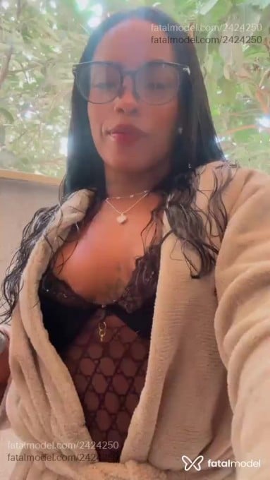 Acompanhante mulher com cabelo castanho de olhos castanhos em Armação dos Búzios - Pétala