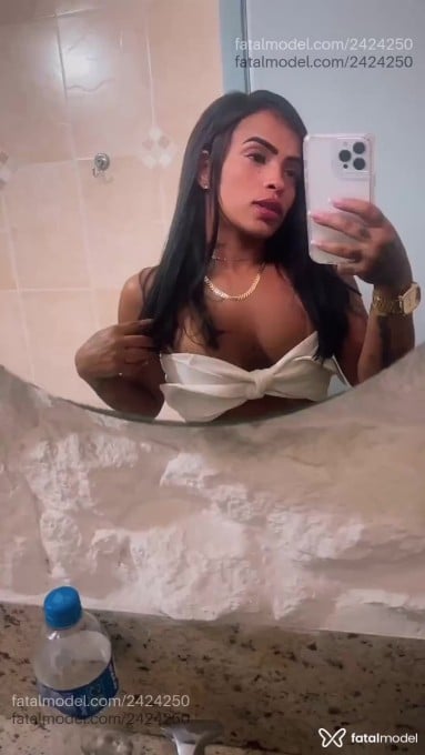Acompanhante mulher com cabelo castanho de olhos castanhos em Armação dos Búzios - Pétala