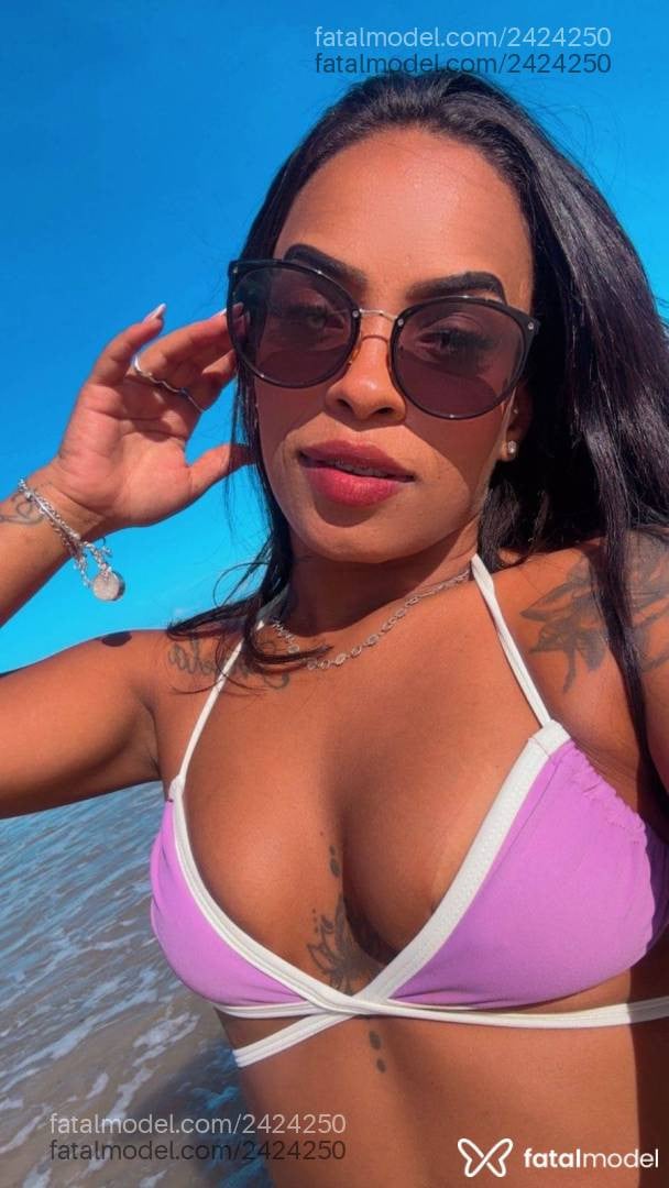 Acompanhante mulher com cabelo castanho de olhos castanhos em Armação dos Búzios - Pétala