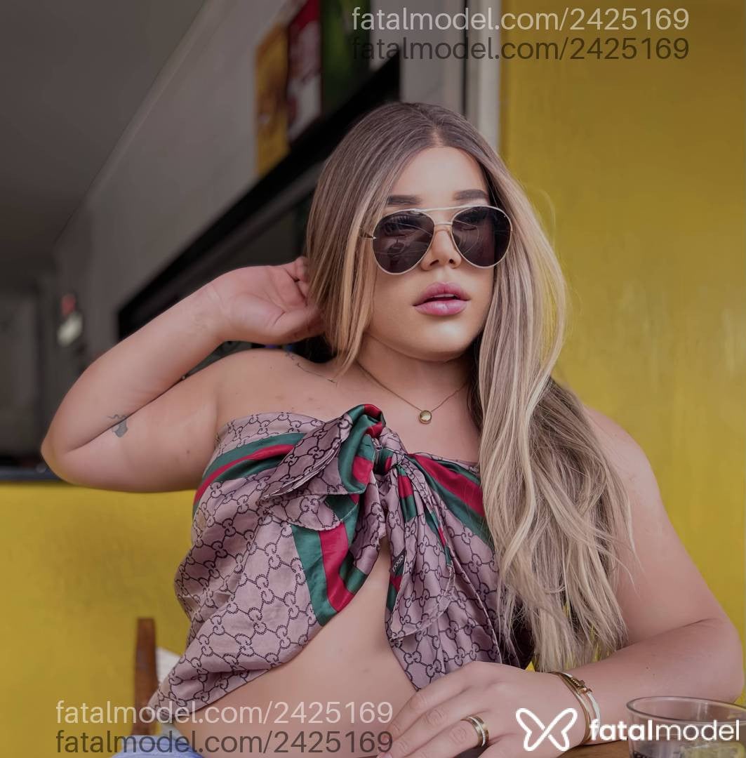 Acompanhante mulher trans loira (o) de olhos castanhos - Maria Clara