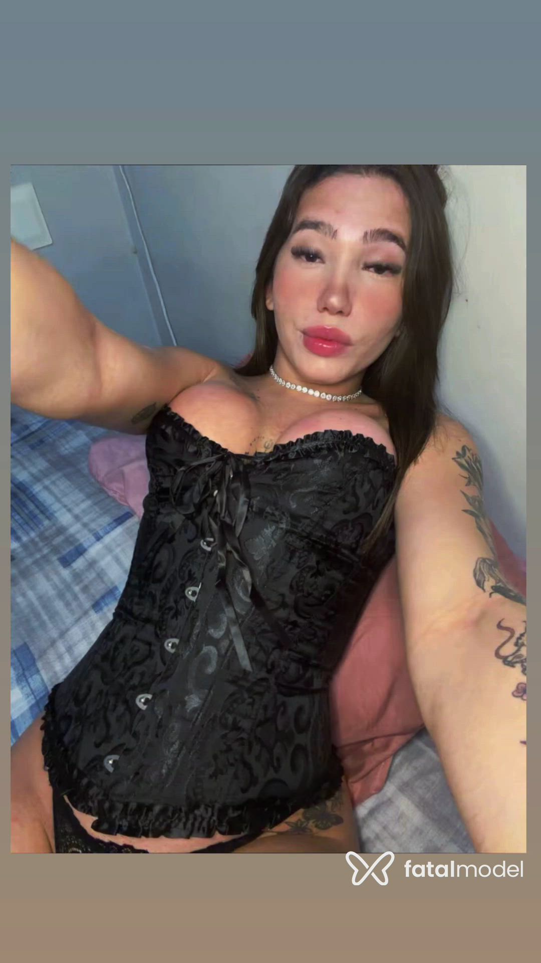 Acompanhante mulher trans com cabelo castanho de olhos castanhos - Jhenifer Villar