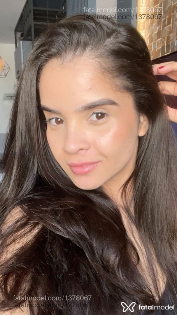 Acompanhante mulher com cabelo castanho de olhos castanhos - Iza Acompanhante mulher com cabelo castanho de olhos castanhos - Iza