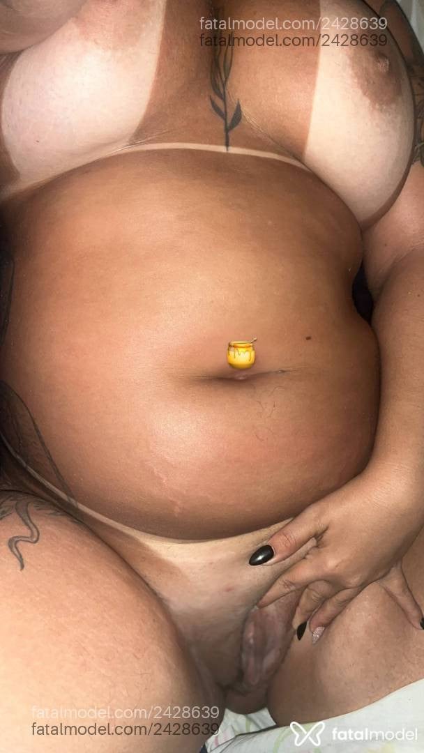 Acompanhante mulher morena (o) de olhos verdes - Lari