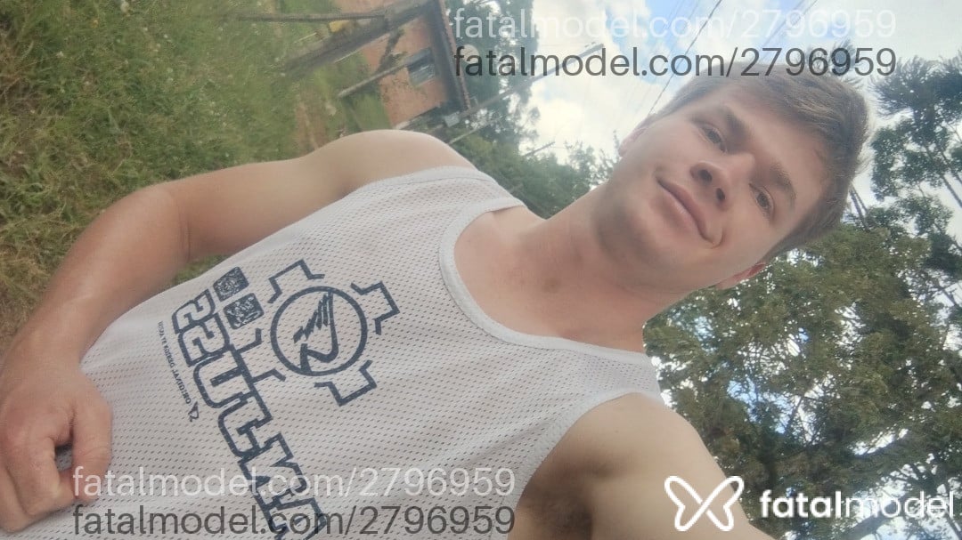 Acompanhante homem loira (o) de olhos verdes - Polaco