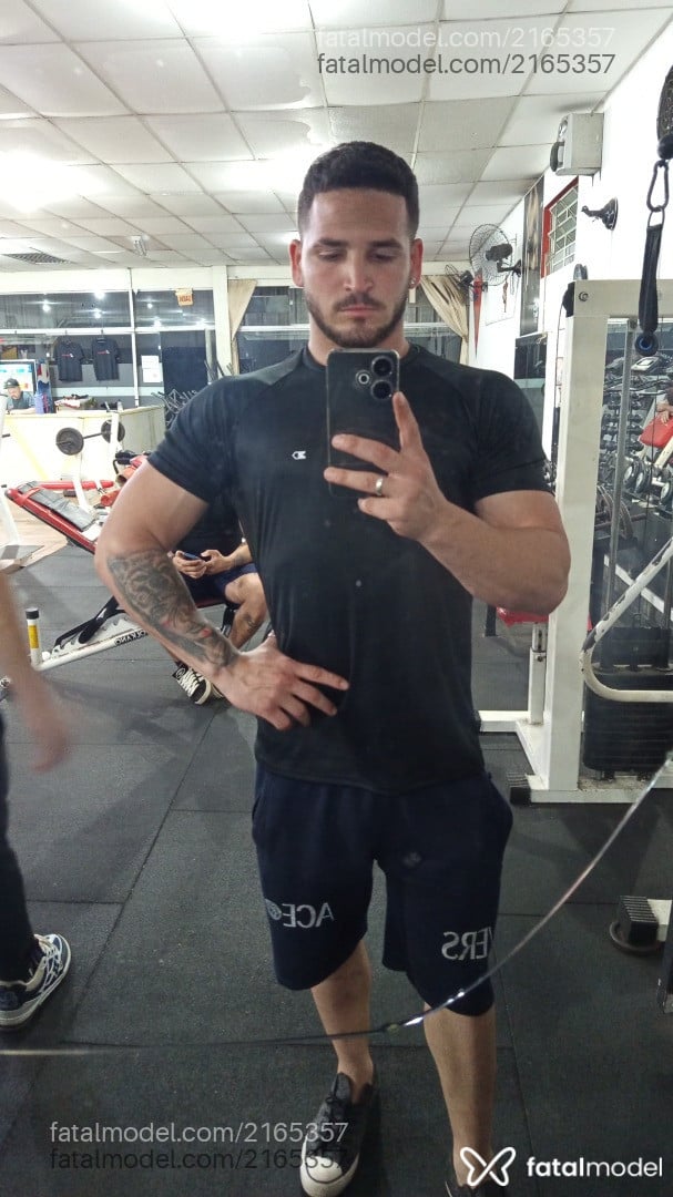 Acompanhante homem com cabelo castanho de olhos castanhos - Carlos