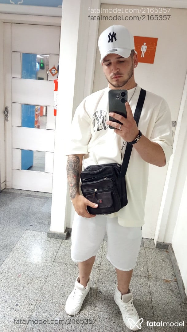 Acompanhante homem com cabelo castanho de olhos castanhos - Carlos