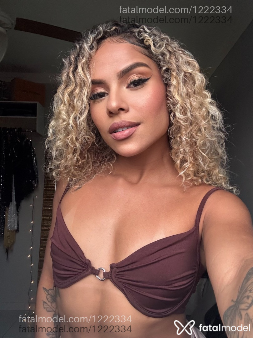 Acompanhante mulher loira (o) de olhos castanhos em Virtual - Kevelin Gomes