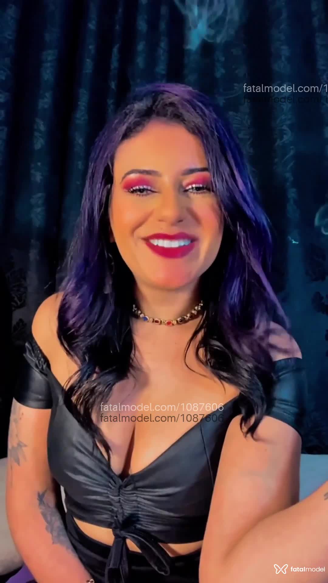 Acompanhante mulher com cabelo colorido de olhos castanhos em Virtual - Sandy