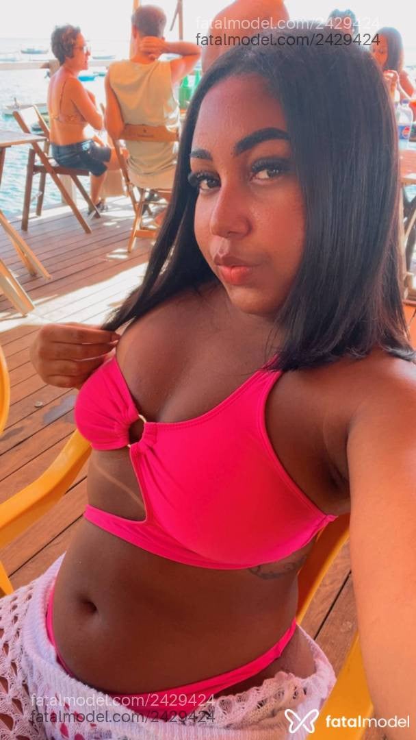 Acompanhante mulher morena (o) de olhos pretos - Camila