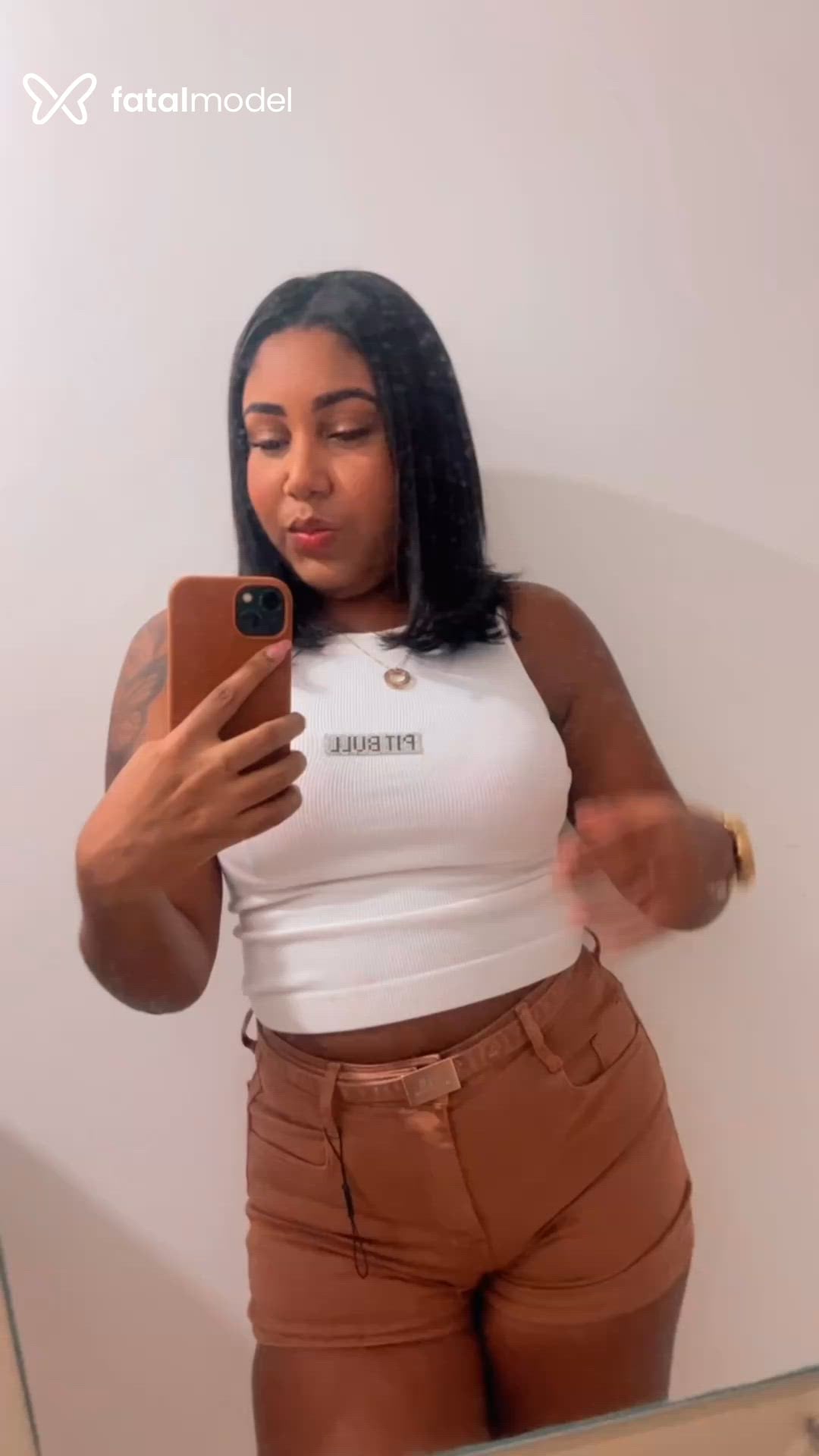 Acompanhante mulher morena (o) de olhos pretos - Camila