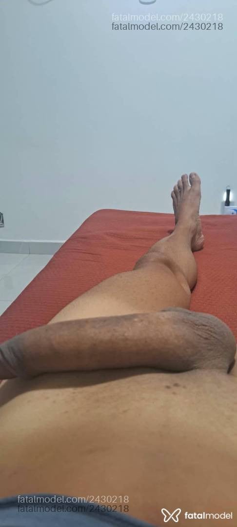Acompanhante homem com cabelo castanho de olhos pretos - Artsbruce