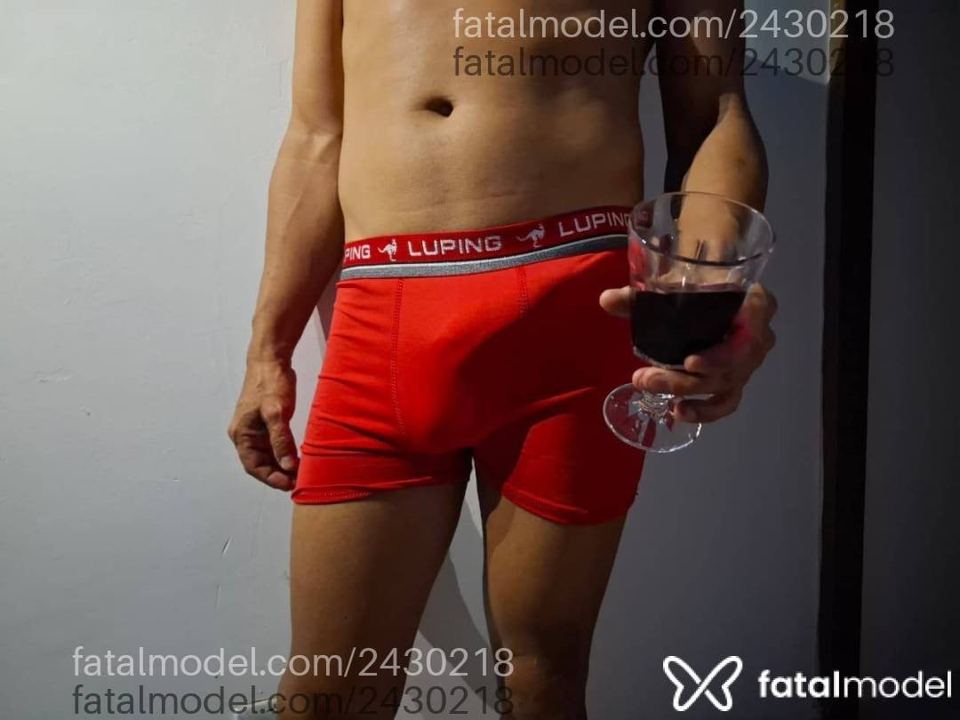 Acompanhante homem com cabelo castanho de olhos pretos - Arte