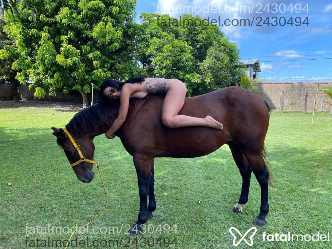 Acompanhante mulher com cabelo castanho de olhos castanhos - Paola Medeiros