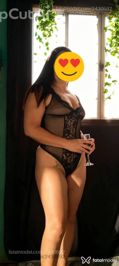 Acompanhante mulher ruiva (o) de olhos pretos - Débora